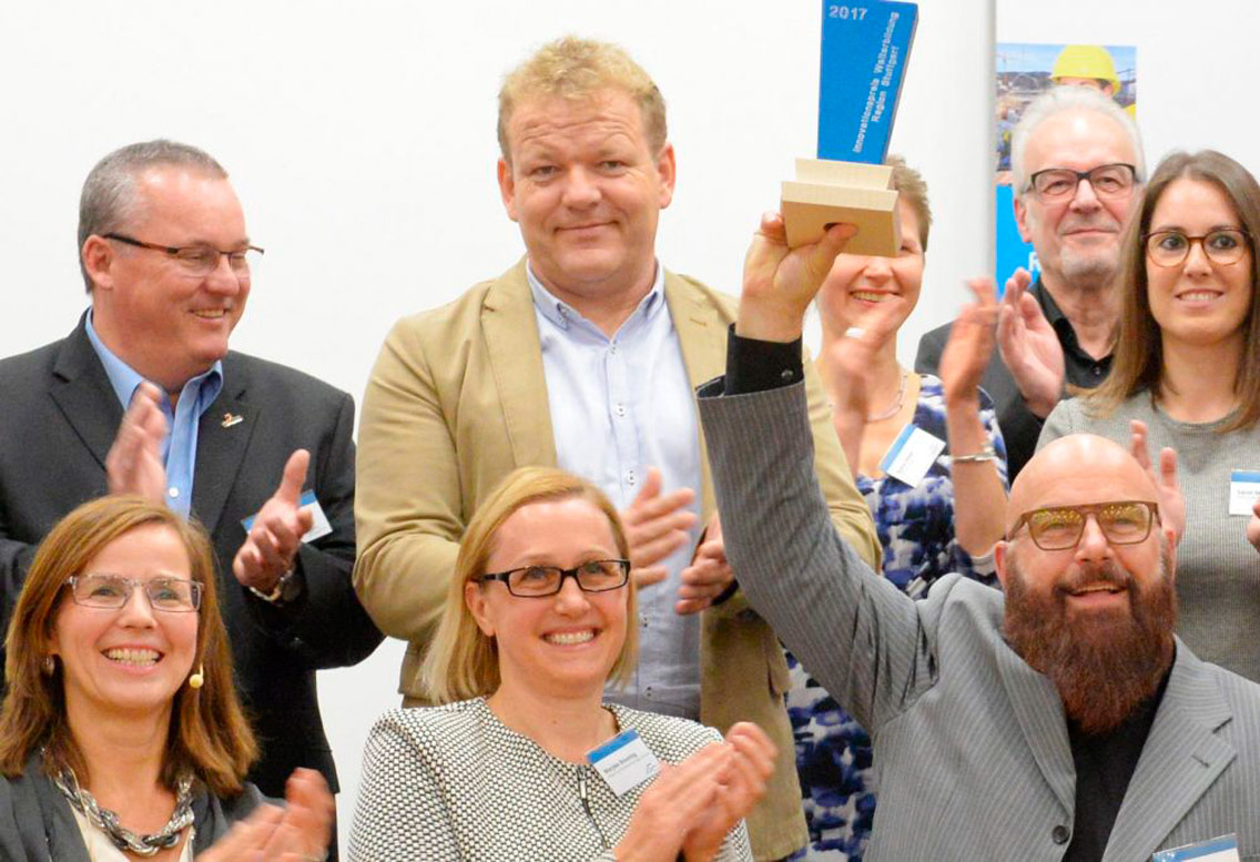 Drei glückliche Geschäftsführer von TÜRENMANN: Tobias Rehder (vorne im Bild), Ralph Werner (mitte) und Matthias Groß (links)